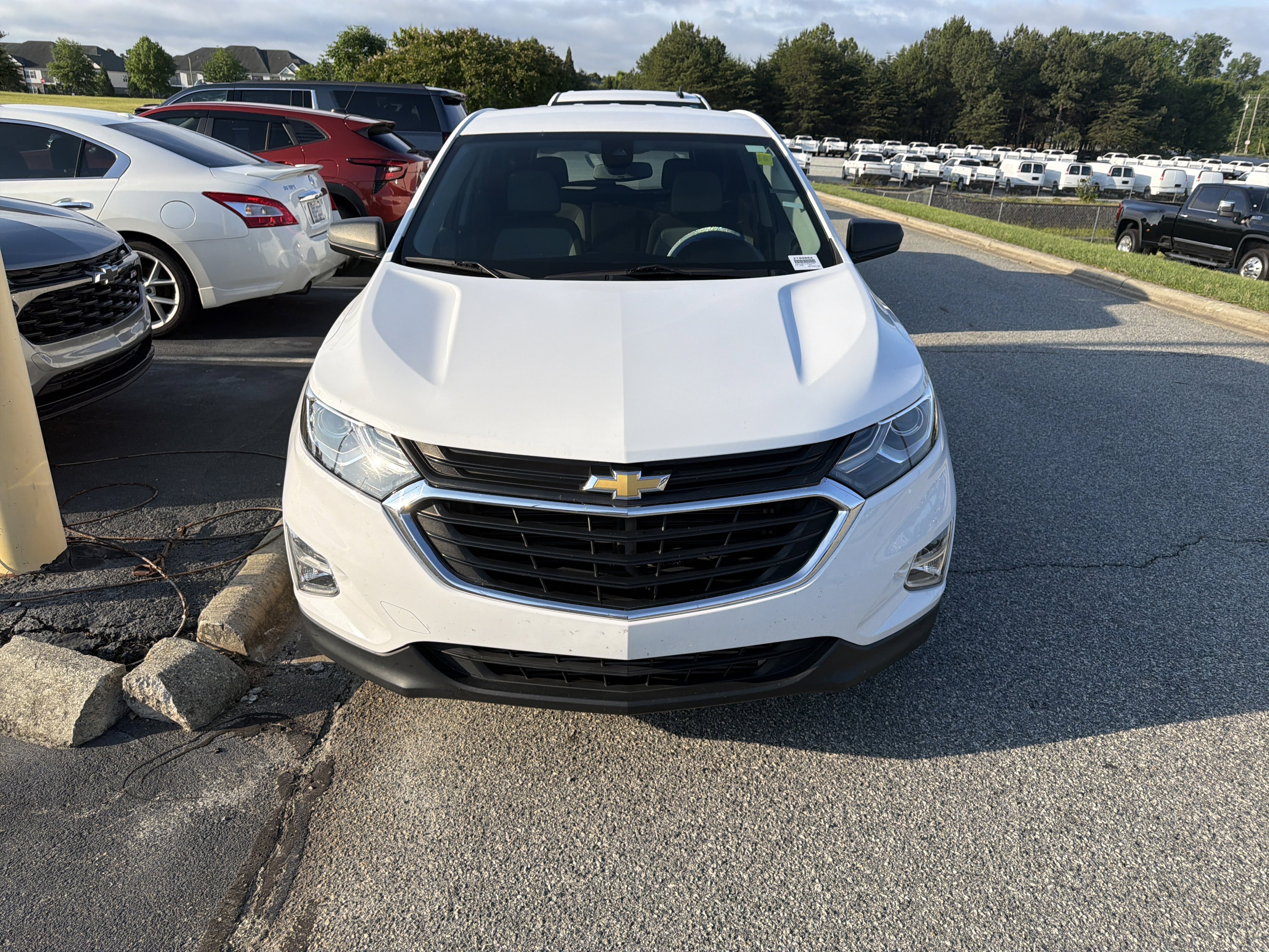 Used 2020 Chevrolet Equinox LS w/ LS Convenience Package FWD image 3