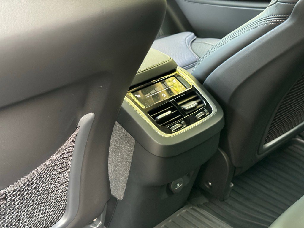 Used 2024 Volvo XC90 B6 Ultimate w/ Lounge Package image 17