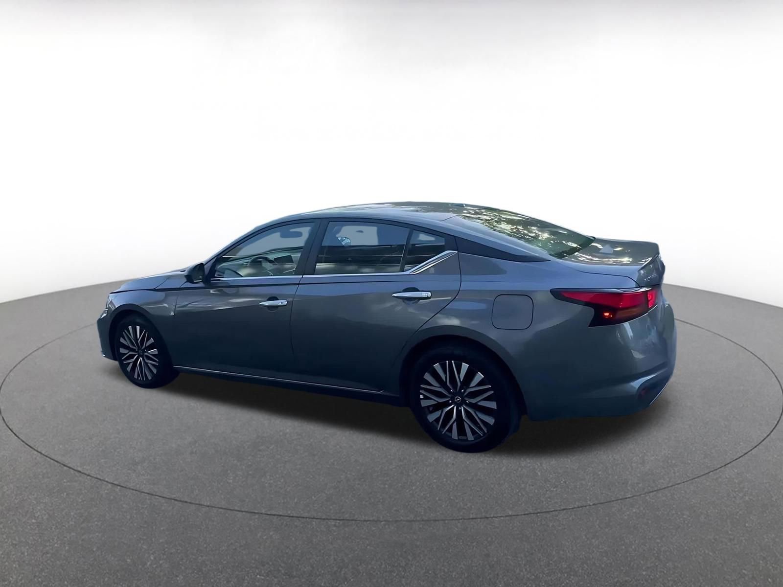 Used 2025 Nissan Altima 2.5 SV FWD image 9