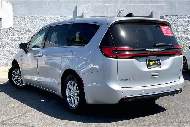 Used 2023 Chrysler Pacifica Touring-L FWD image 10