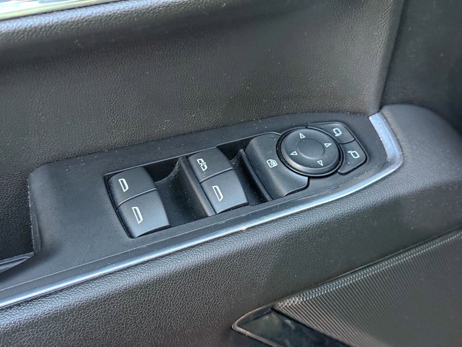 Used 2023 Chevrolet Silverado 1500 LT image 32