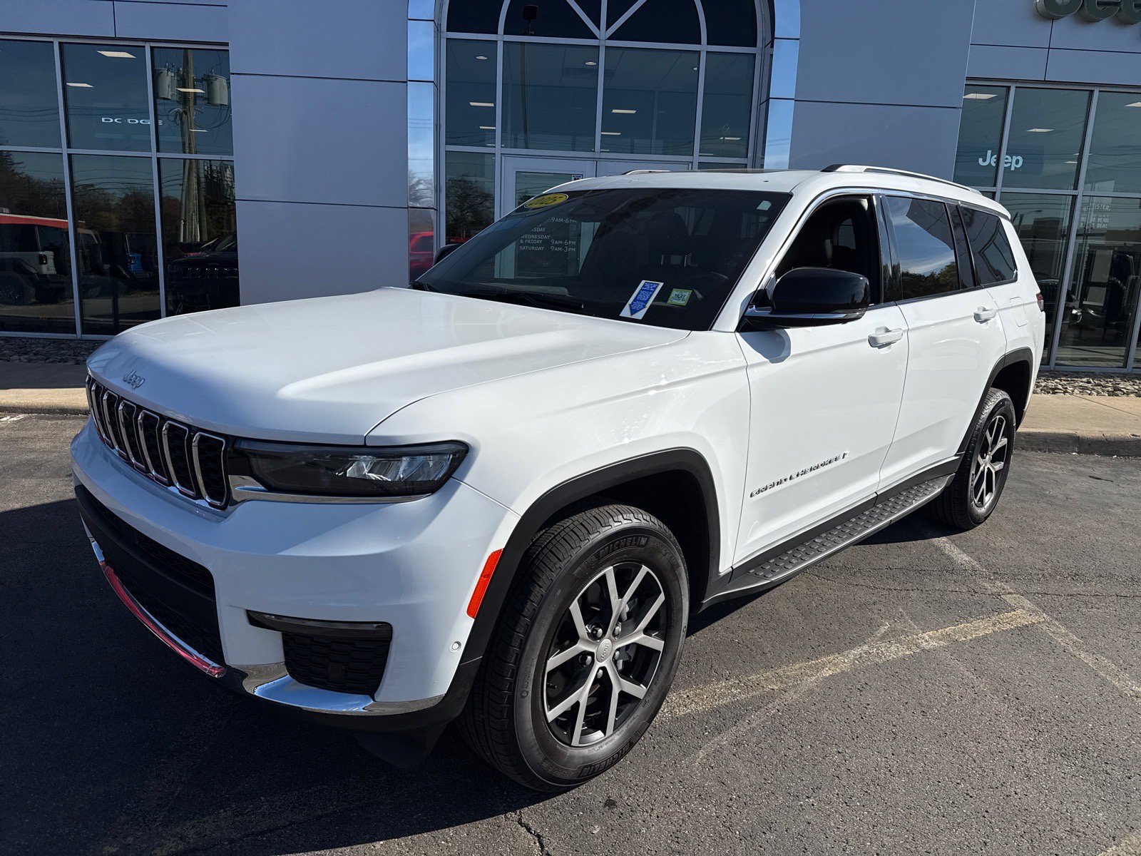 Used 2025 Jeep Grand Cherokee L Limited w/ Luxury Tech Group II AWD/4WD image 1