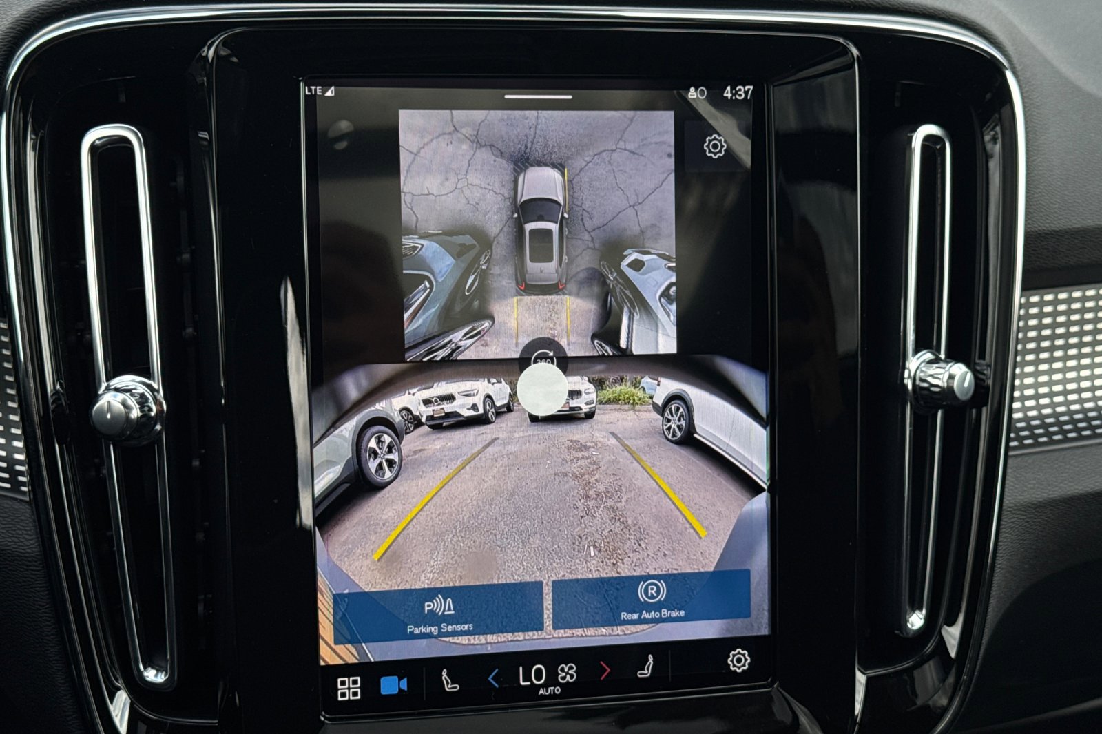 New 2025 Volvo XC40 B5 Ultra image 17