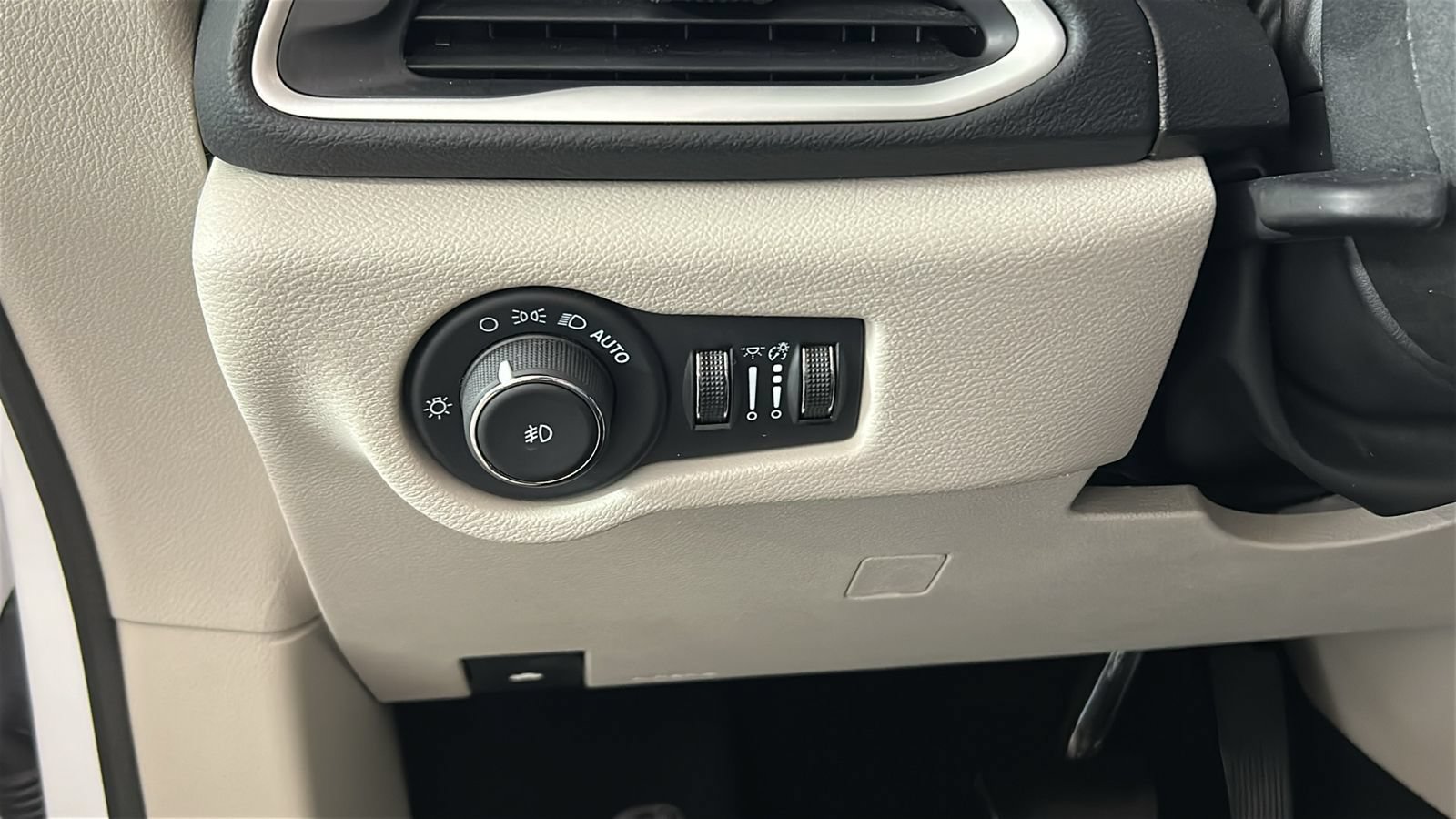 Used 2024 Chrysler Pacifica Touring-L FWD image 22