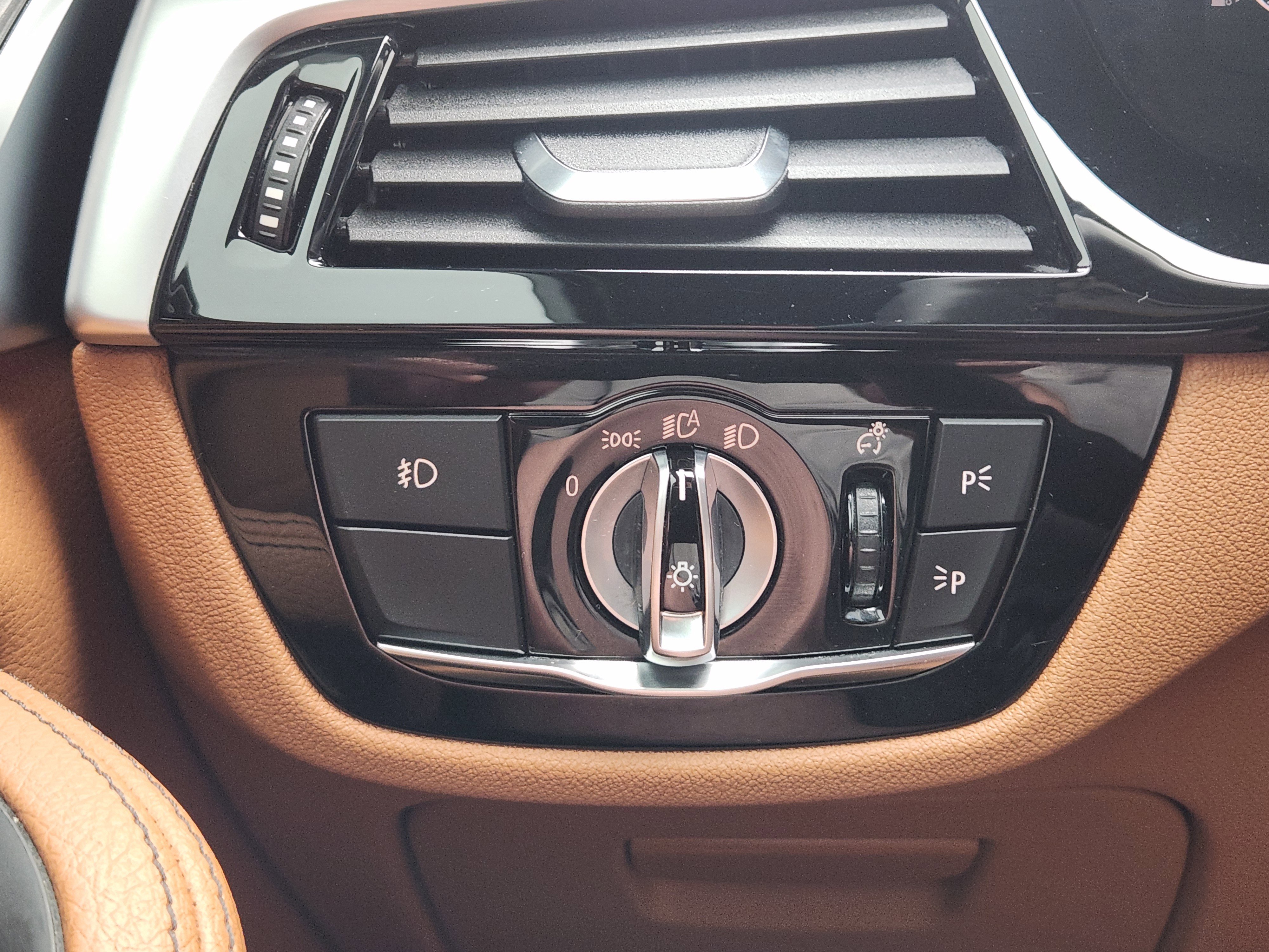 Used 2020 BMW 530e w/ M Sport Package image 23