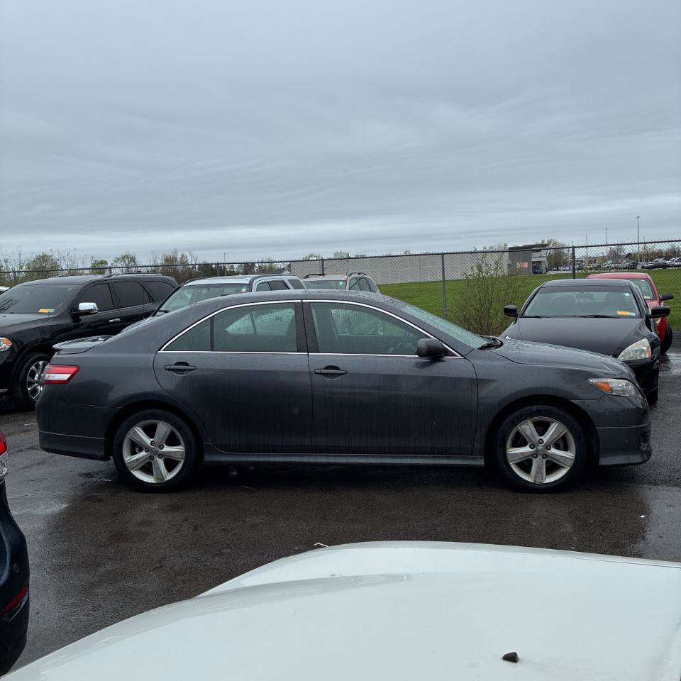 Used 2011 Toyota Camry SE w/ SE Extra-Value Pkg #1 FWD image 14