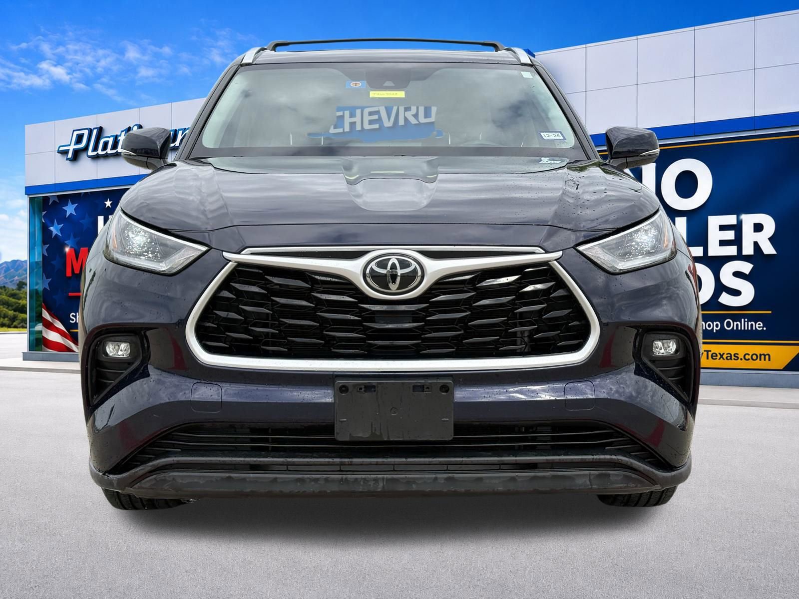 Used 2021 Toyota Highlander XLE FWD image 2