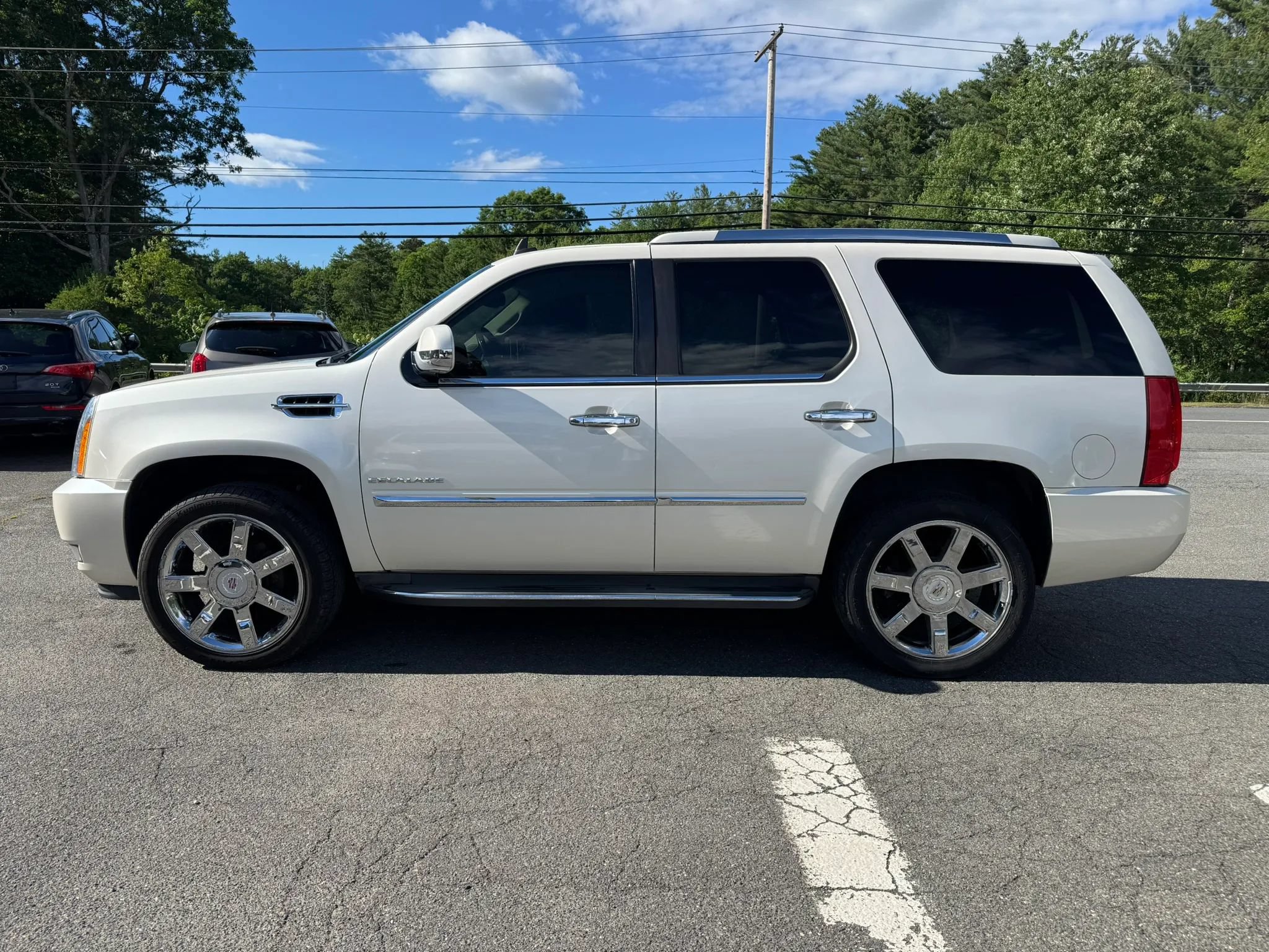 Used 2011 Cadillac Escalade Luxury AWD/4WD image 6