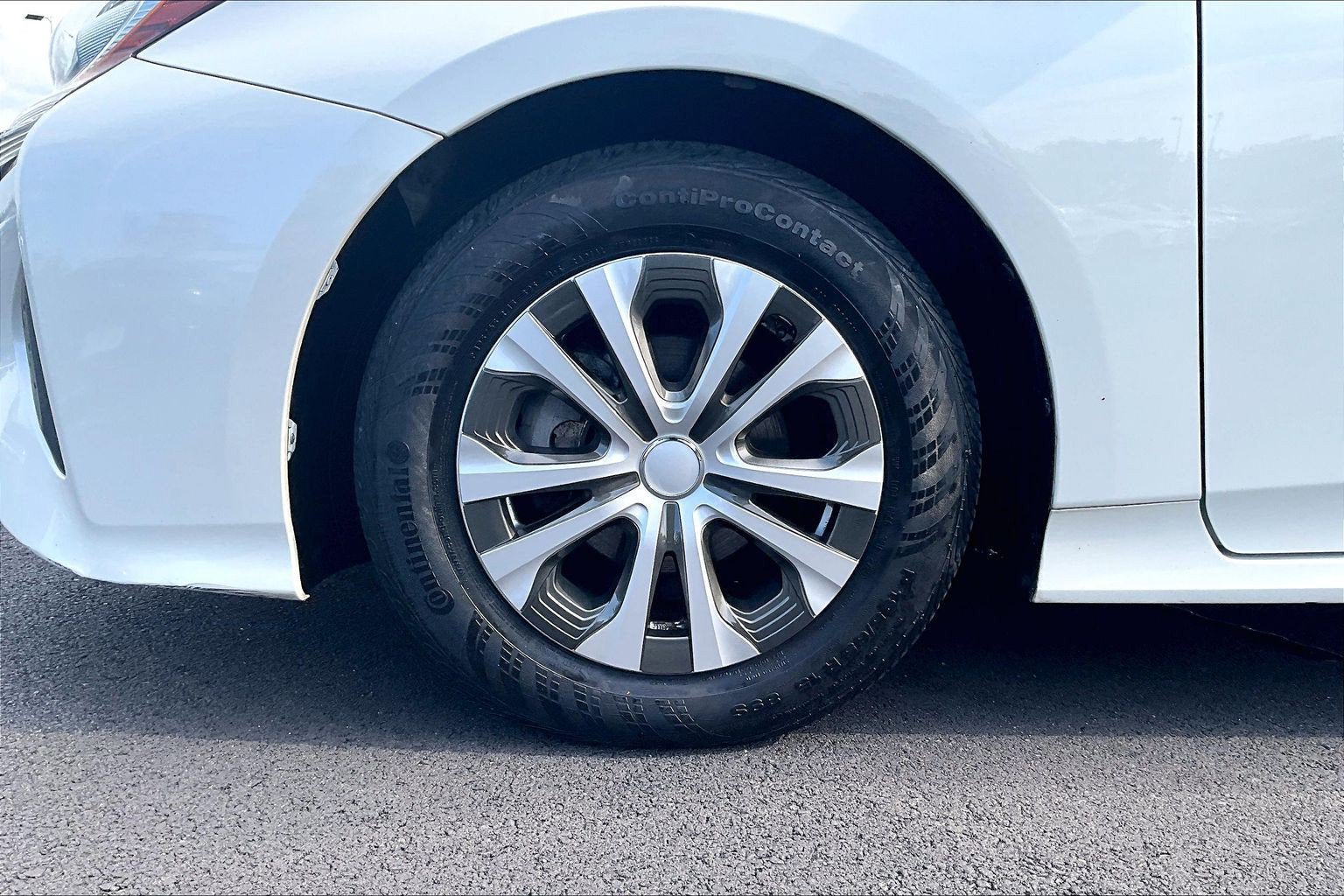 Used 2016 Toyota Prius Three w/ Advanced Technology Package FWD image 8