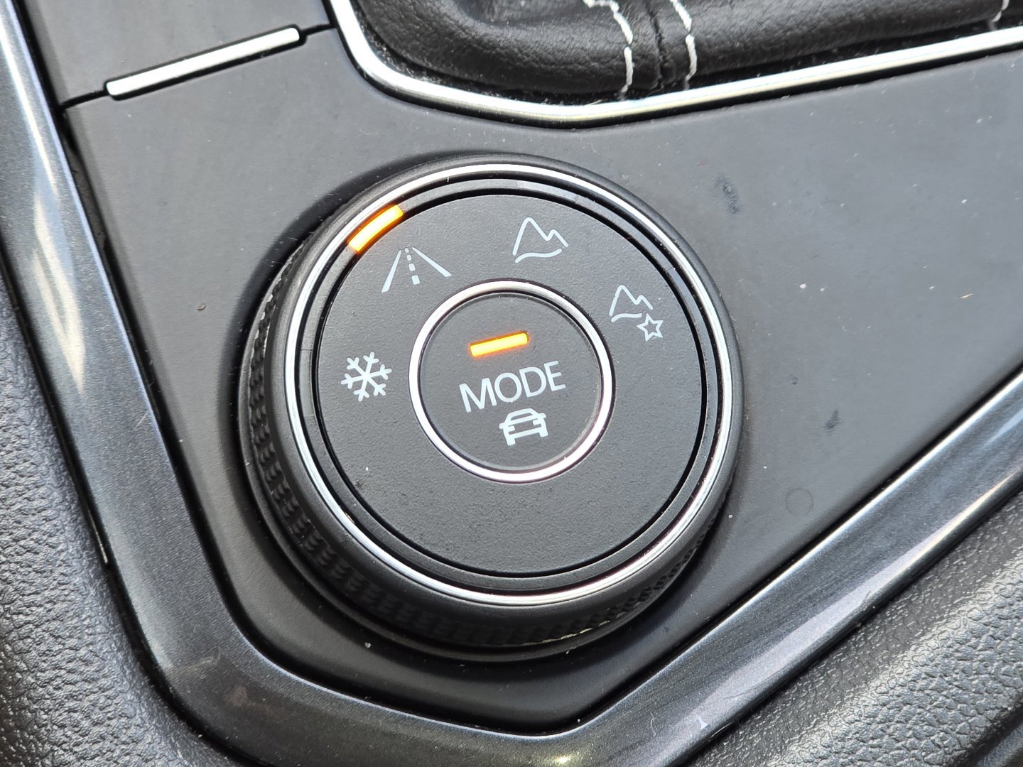 Used 2024 Volkswagen Tiguan SE R-Line image 11