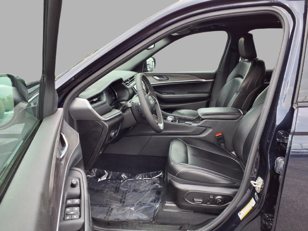 Used 2024 Jeep Grand Cherokee L Limited w/ Black Appearance Package AWD/4WD image 19