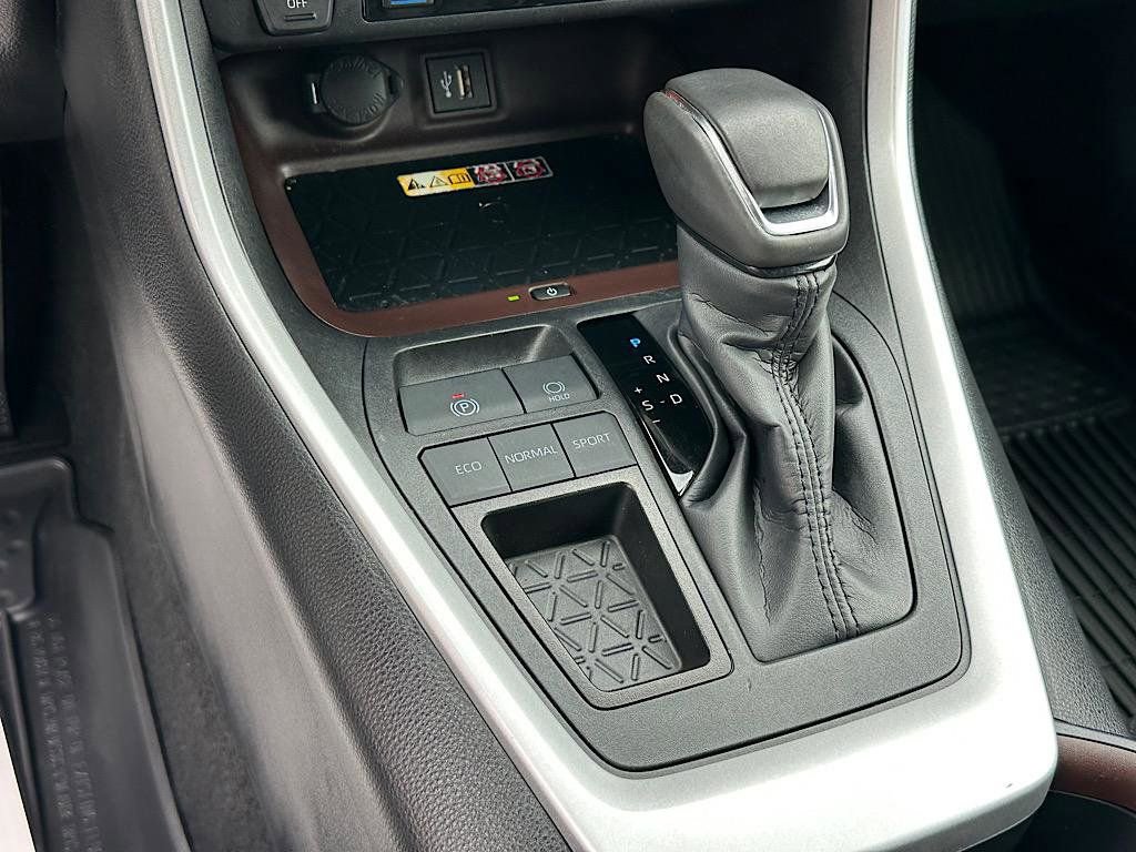 Used 2025 Toyota RAV4 Limited w/ Advanced Technology Package image 28
