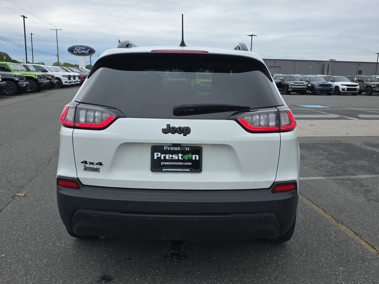 Used 2023 Jeep Cherokee Altitude Lux w/ Mopar Interior Package AWD/4WD image 8