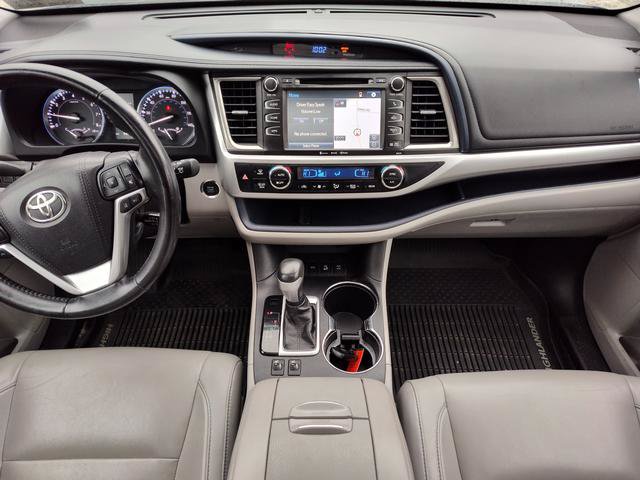 Used 2017 Toyota Highlander XLE AWD/4WD image 16