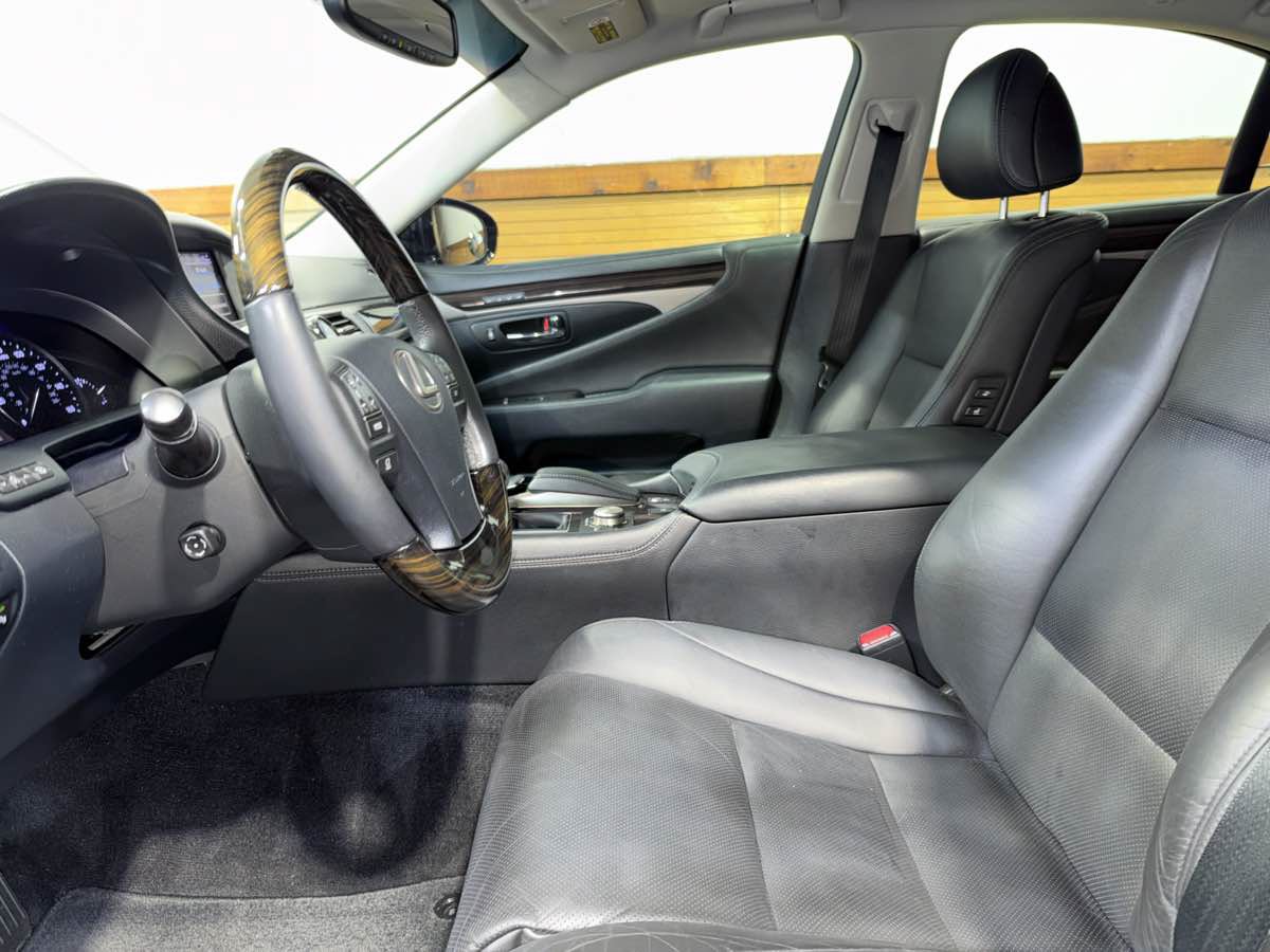 Used 2014 Lexus LS 460 w/ Comfort Package RWD image 16