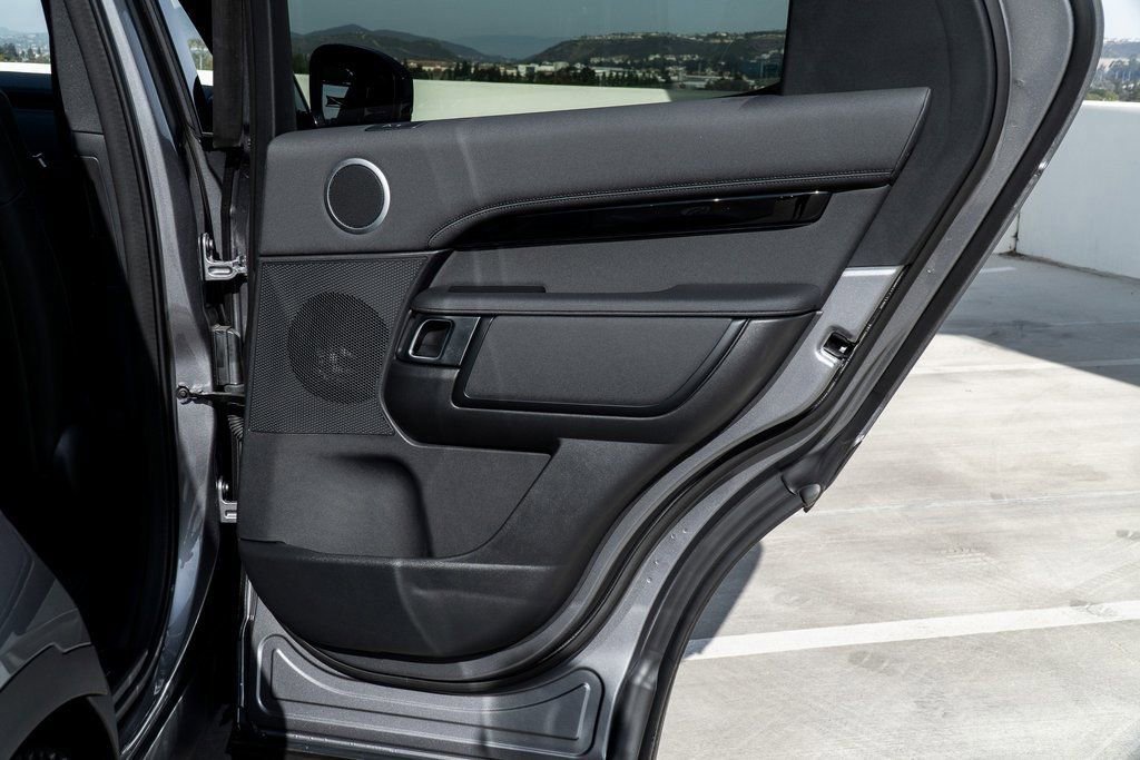 Used 2025 Land Rover Discovery S image 22