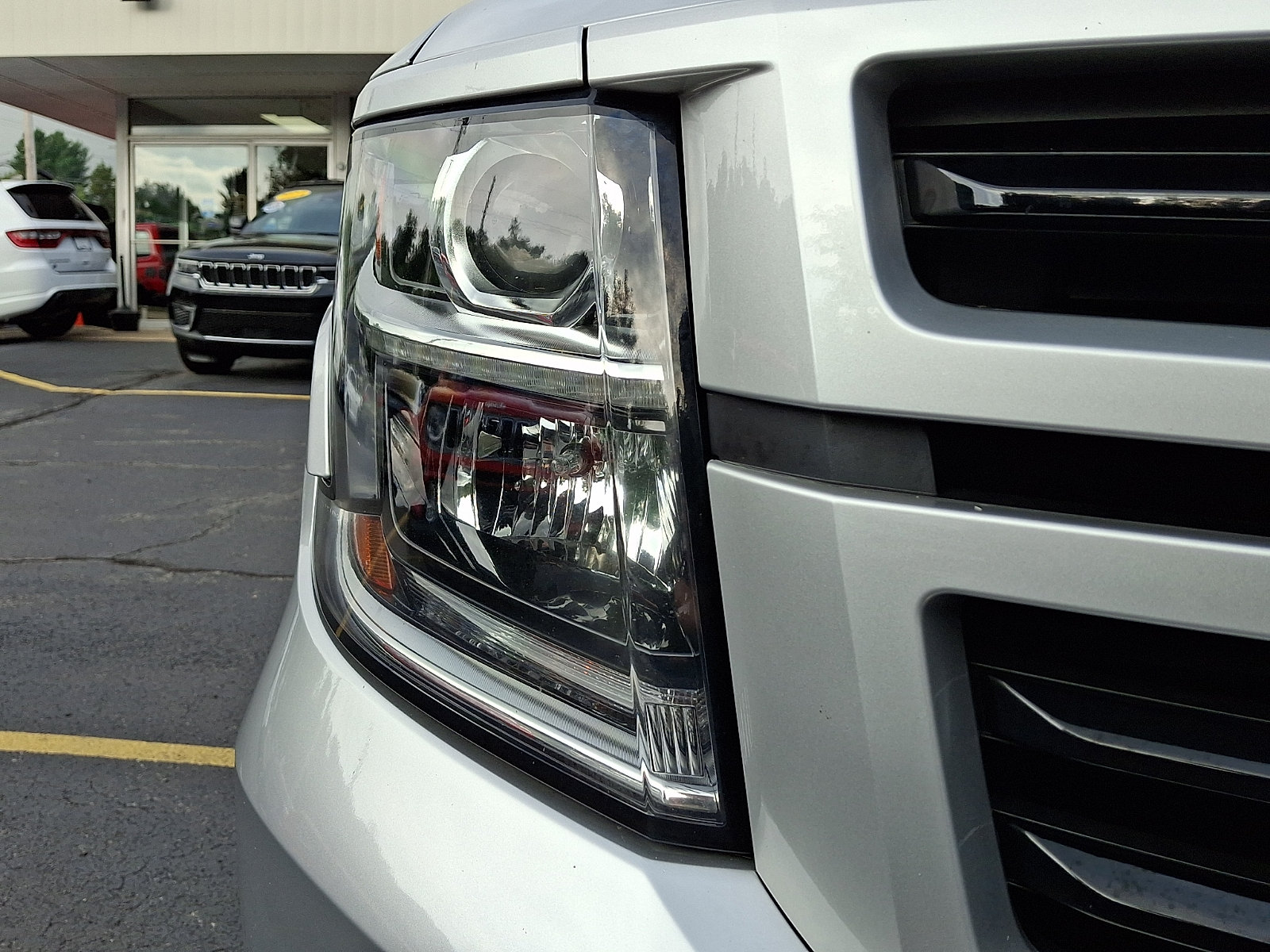 Used 2020 Chevrolet Suburban Premier AWD/4WD image 9