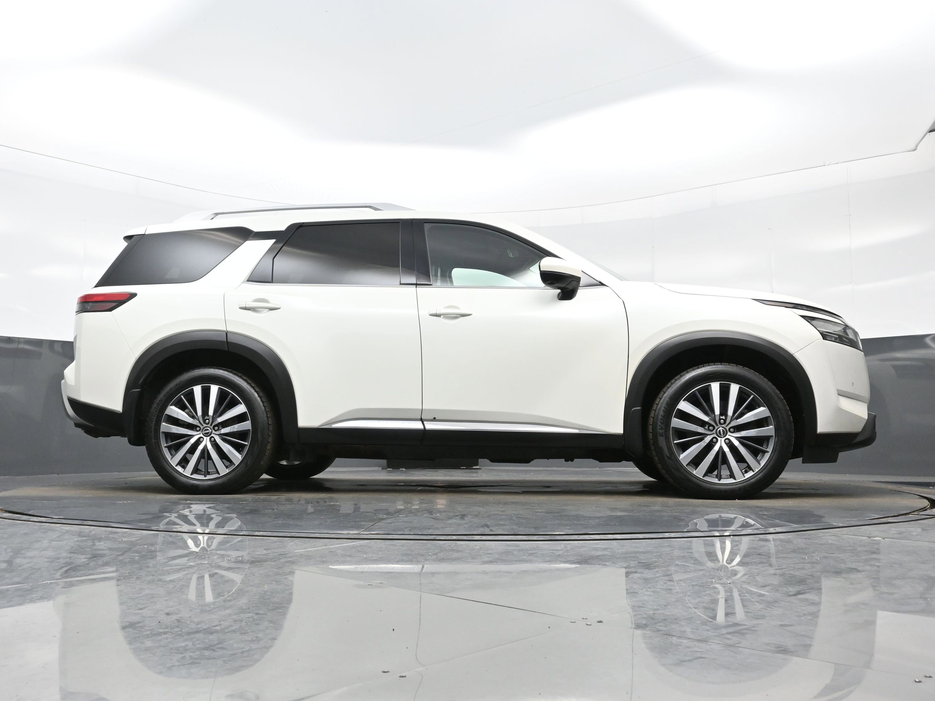Used 2022 Nissan Pathfinder Platinum w/ Cargo Package image 34