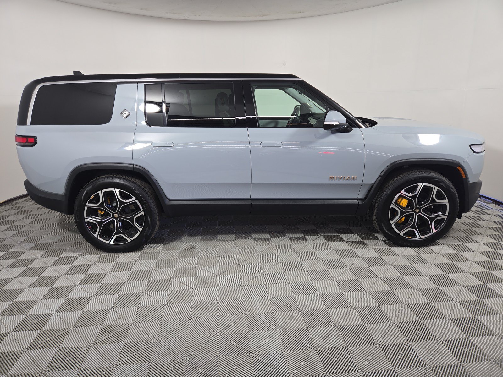 Used 2024 Rivian R1S Adventure AWD/4WD image 6