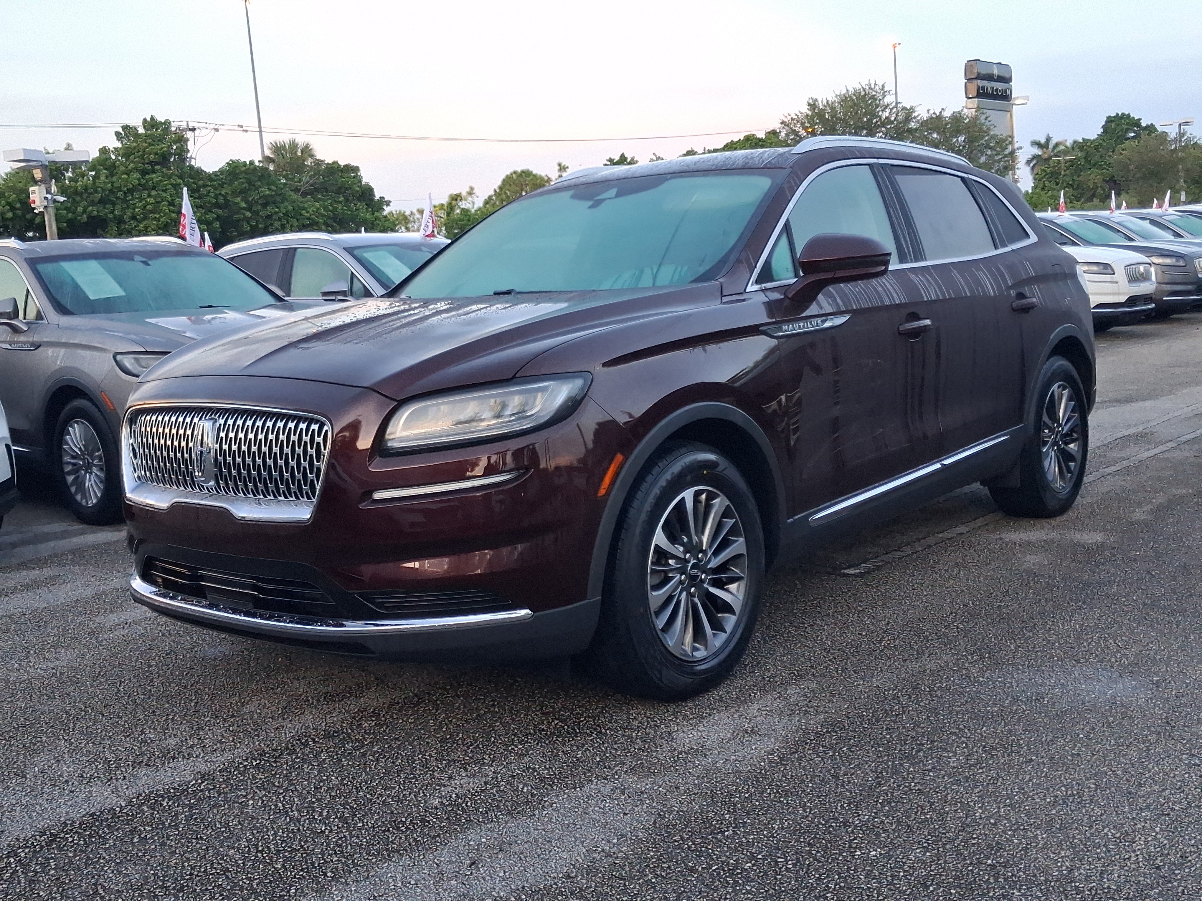 Used 2023 Lincoln Nautilus FWD image 2