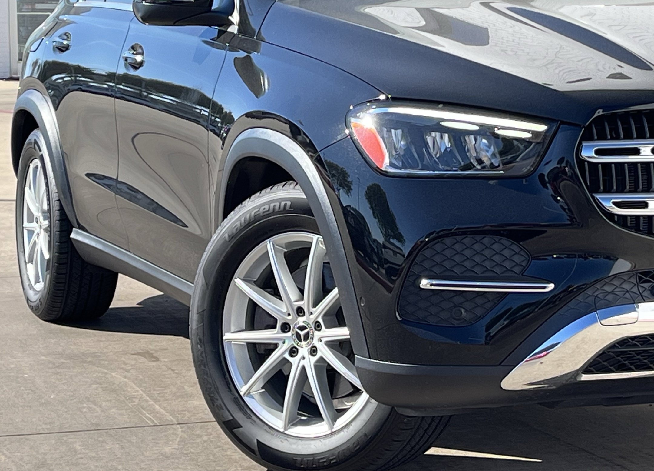 Used 2025 Mercedes-Benz GLE 350 4MATIC w/ Driver Assistance Package image 29