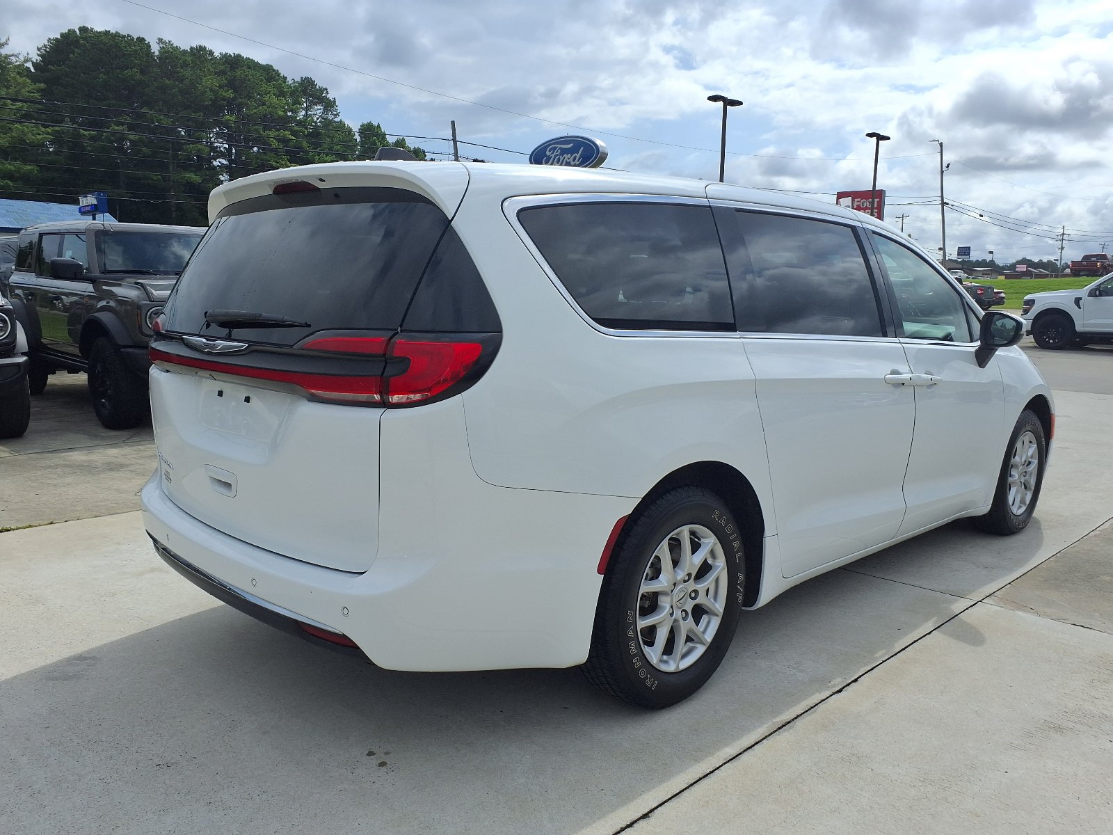 Used 2023 Chrysler Pacifica Touring-L FWD image 5