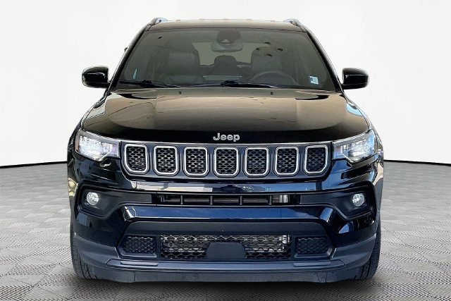 Used 2024 Jeep Compass Latitude AWD/4WD image 2
