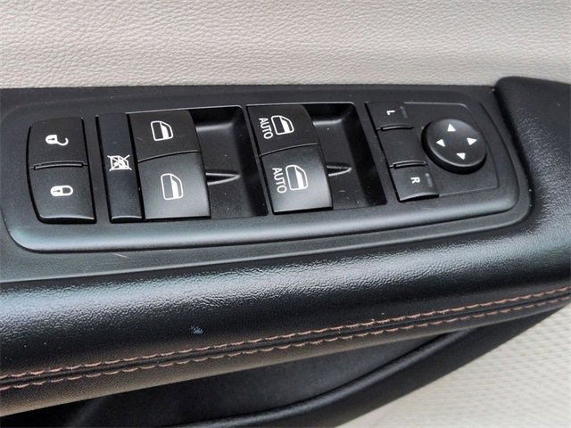 Used 2017 Chrysler Pacifica Touring-L w/ Tire & Wheel Group image 15