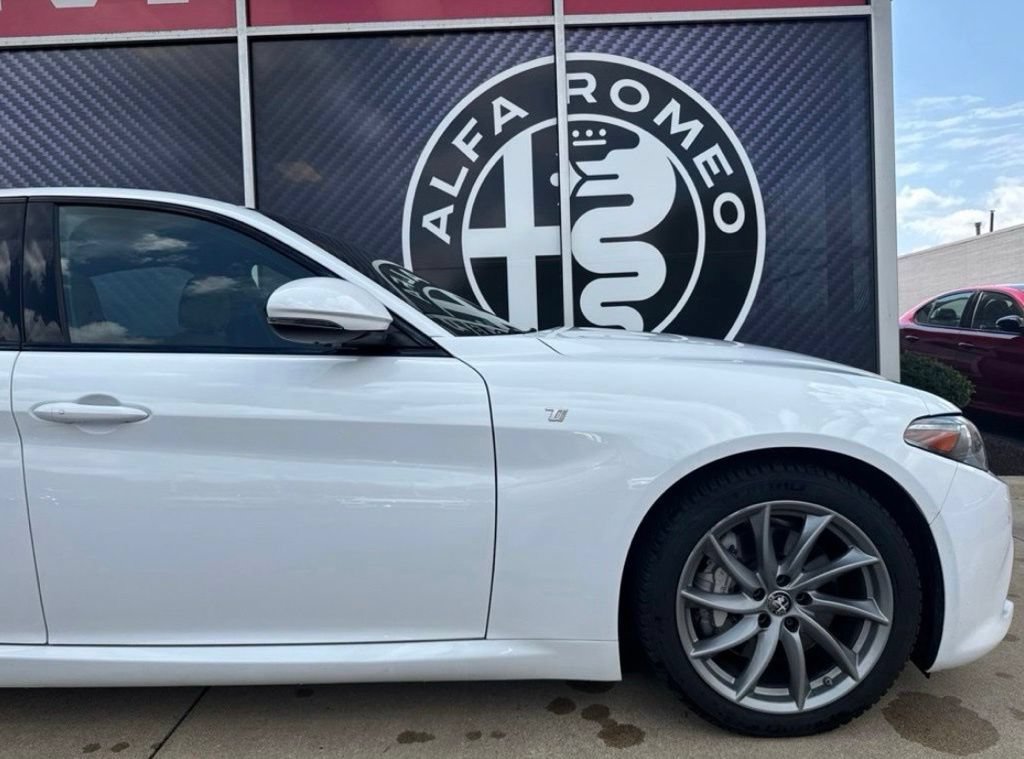Used 2022 Alfa Romeo Giulia Ti AWD/4WD image 3