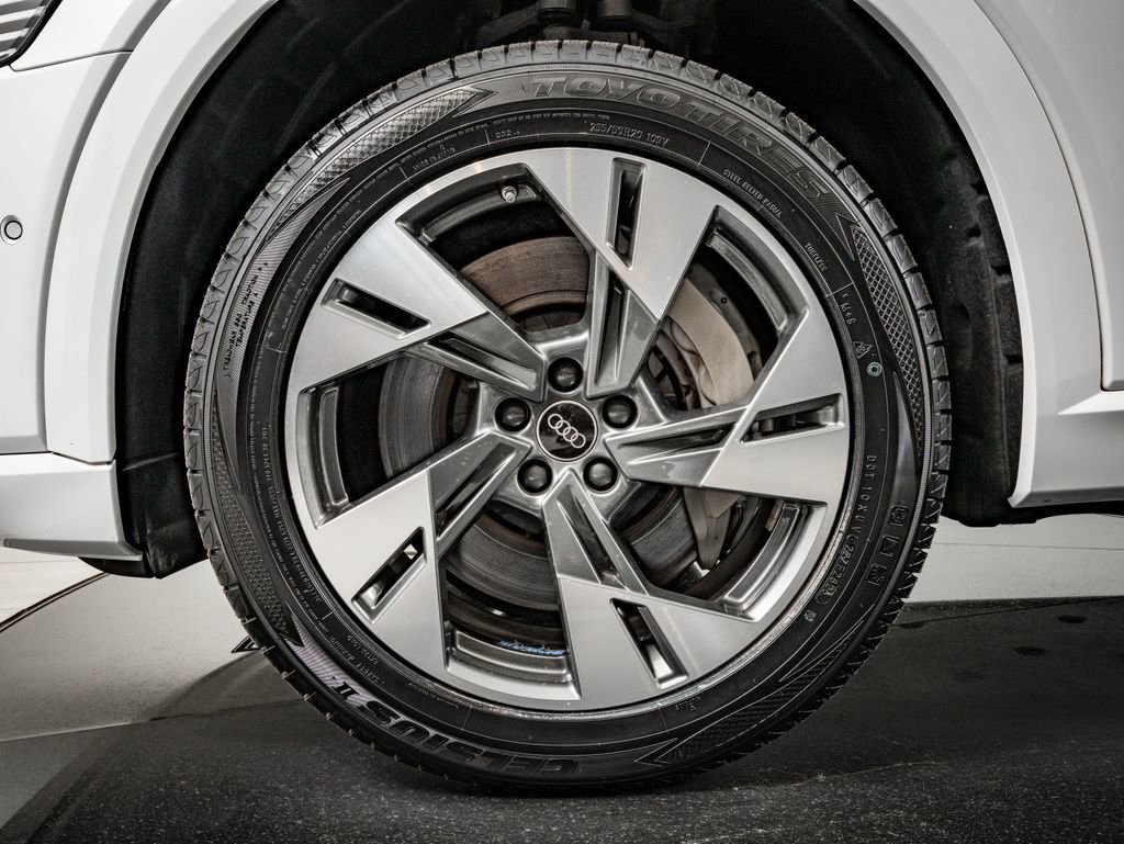 Used 2022 Audi e-tron Premium Plus w/ Premium Plus Package image 13