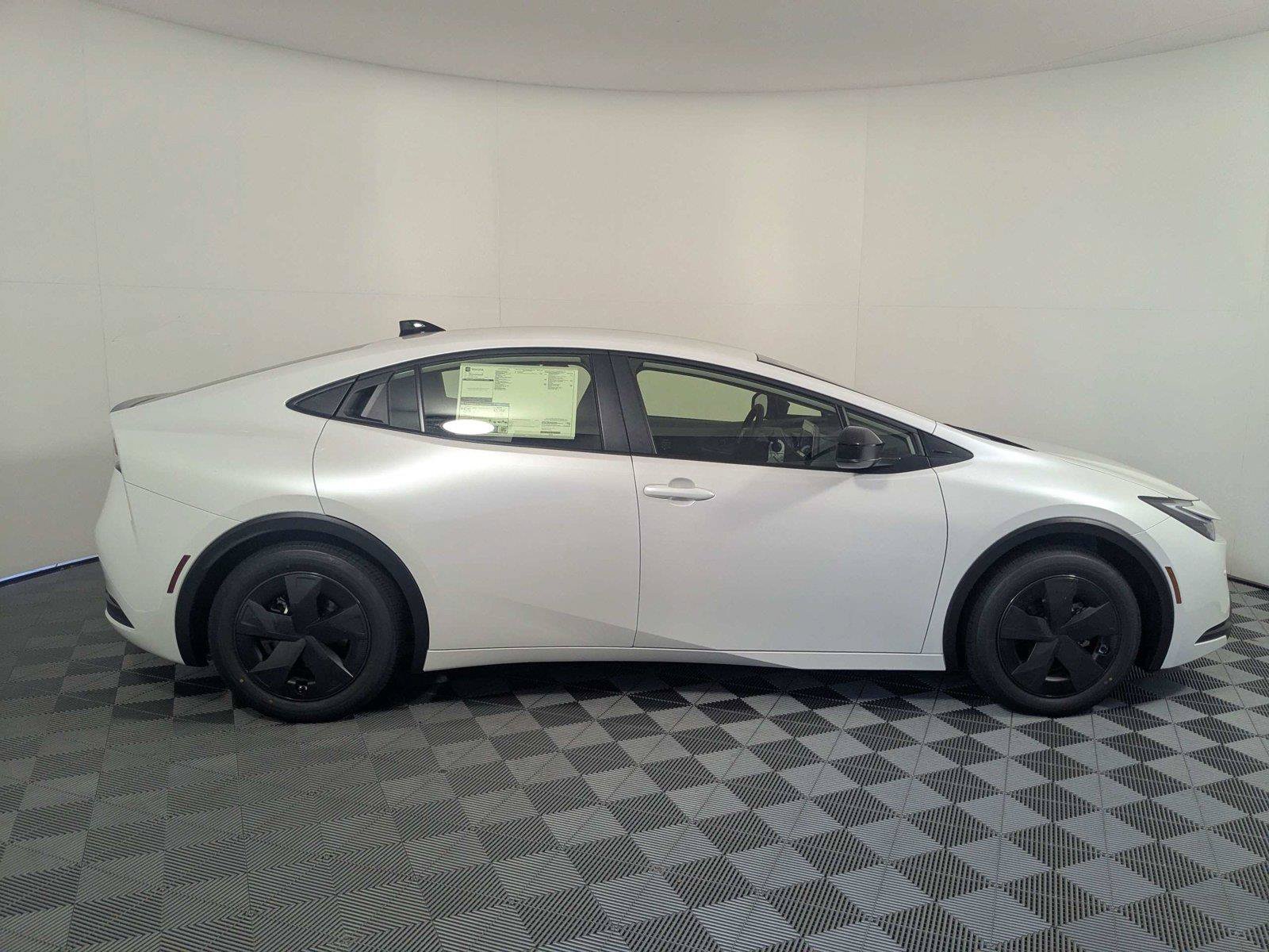 New 2027 Toyota Prius LE FWD image 3