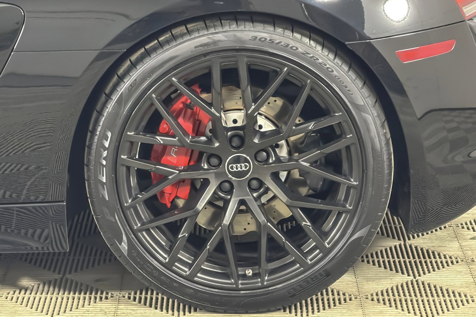 Used 2018 Audi R8 V10 w/ Premium Package RWD image 23
