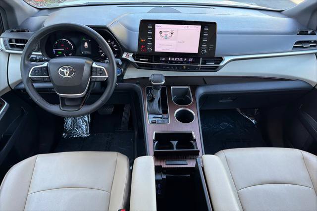 Certified 2023 Toyota Sienna XLE FWD image 3