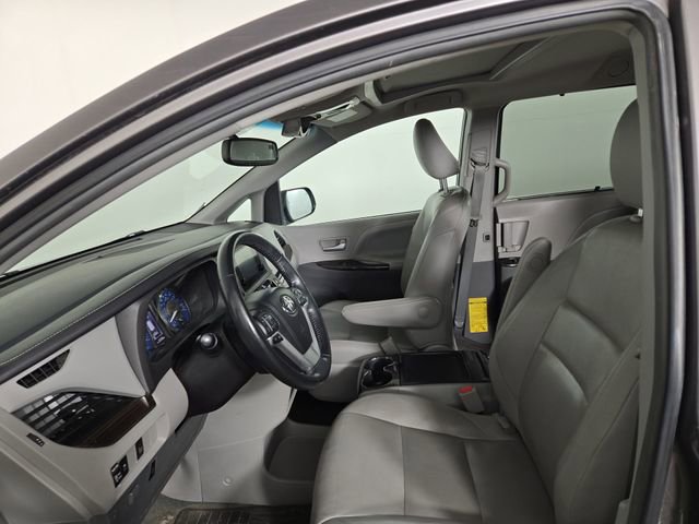 Used 2015 Toyota Sienna XLE w/ Four Season Floor Mat Package image 12