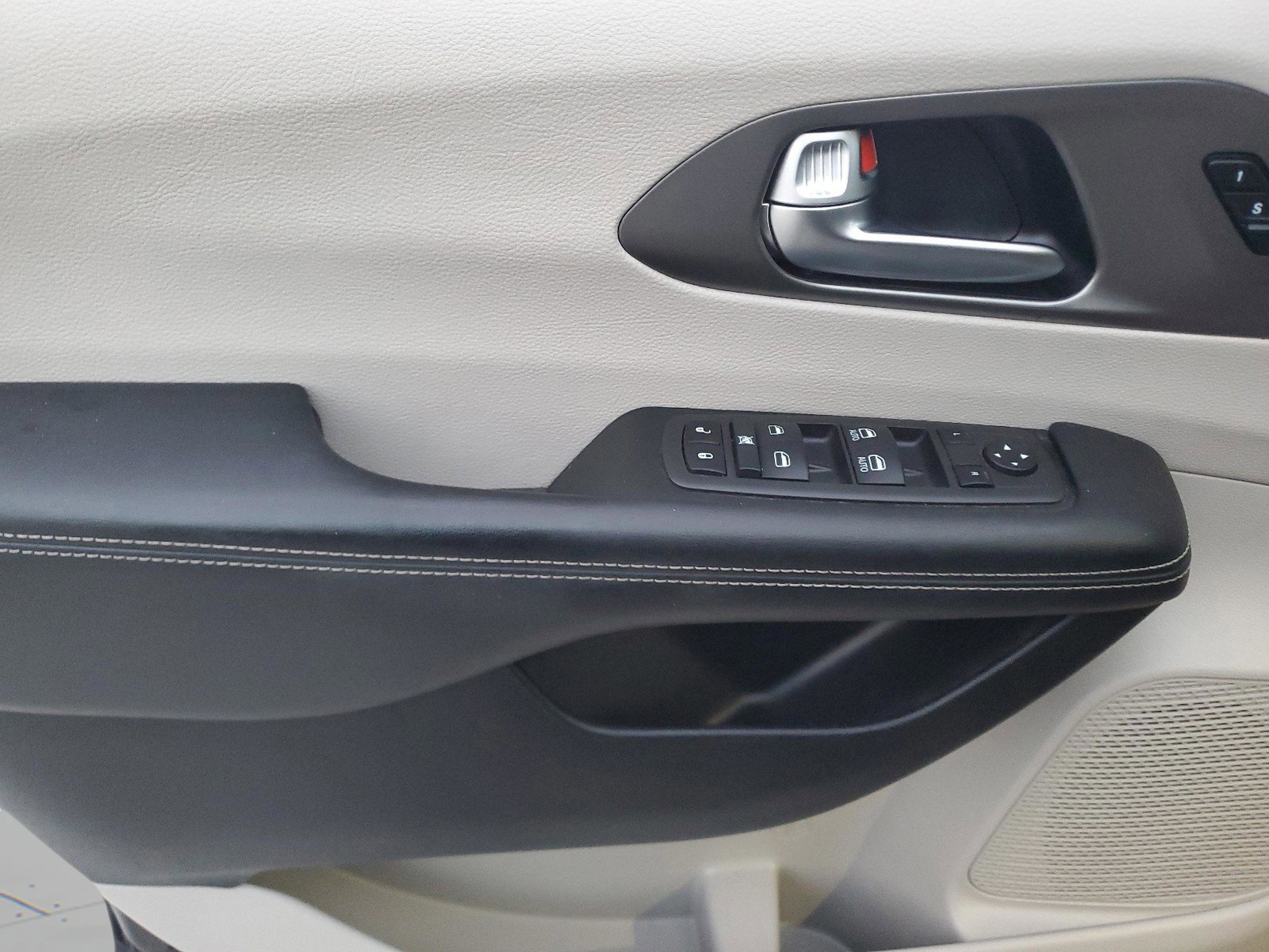 Used 2022 Chrysler Pacifica Touring-L FWD image 15