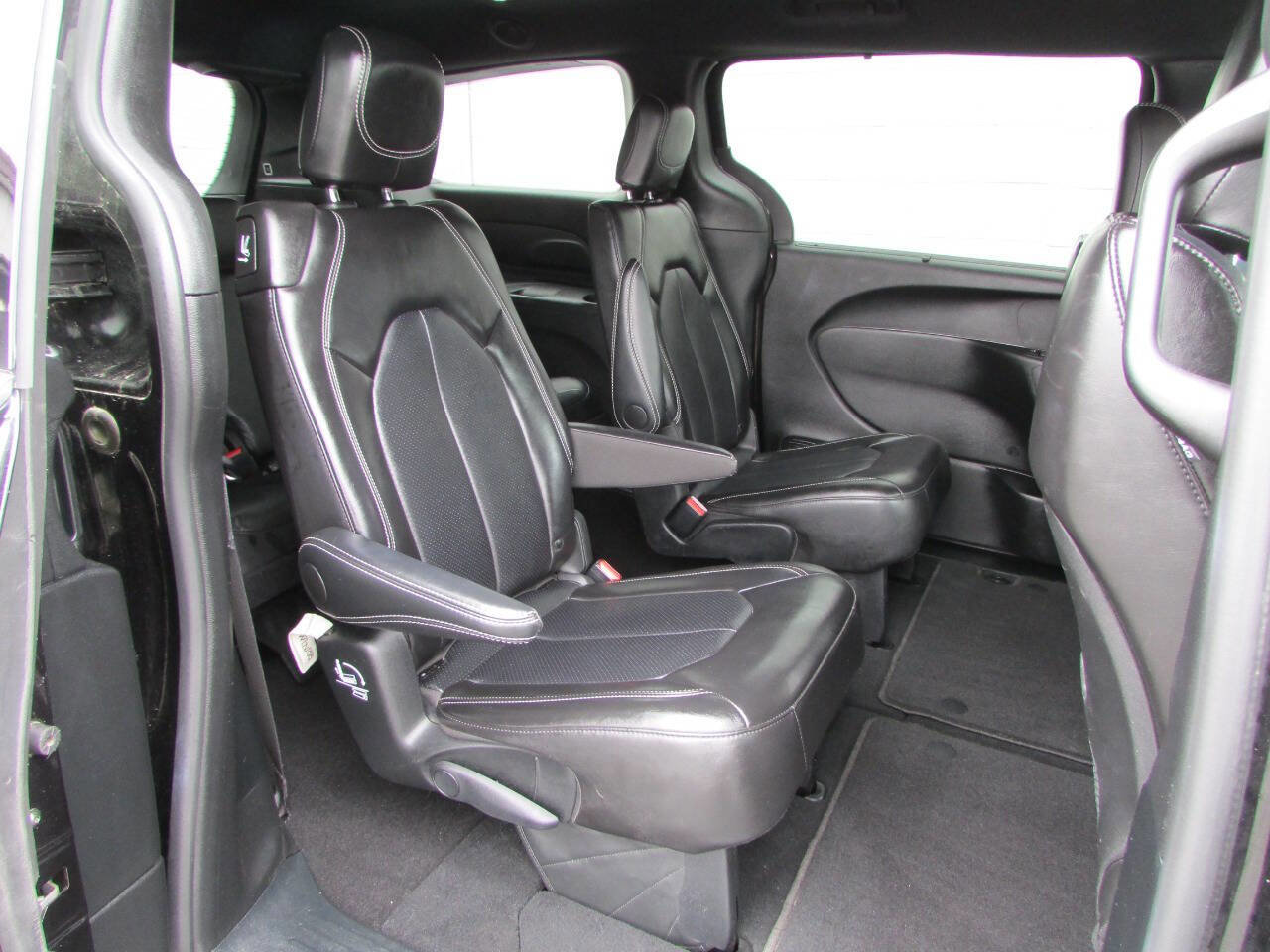 Used 2025 Chrysler Pacifica Select FWD image 8