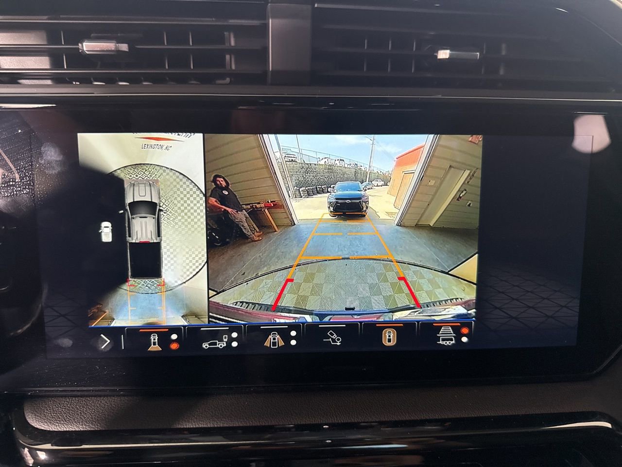 Used 2025 GMC Sierra 2500 AT4 image 15