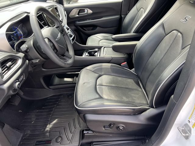 Used 2023 Chrysler Pacifica Limited w/ Uconnect Theater Family Group FWD image 23