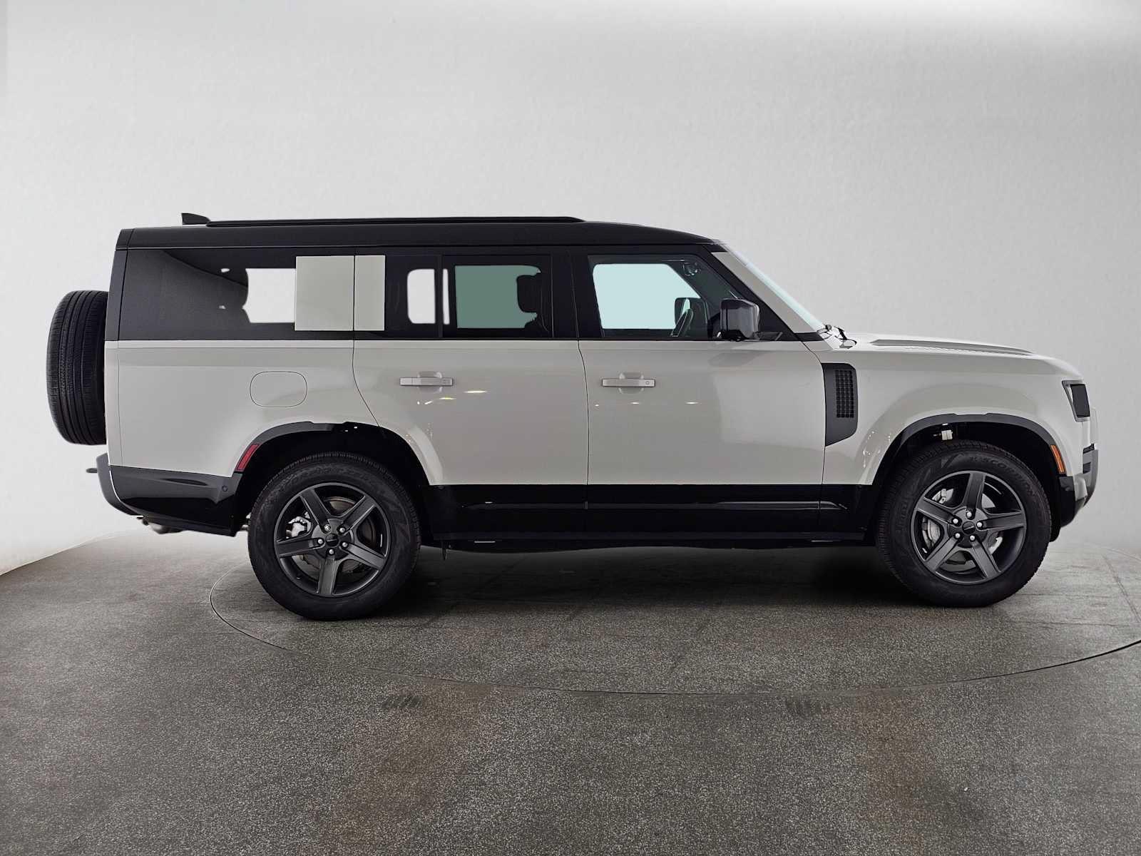 Used 2026 Land Rover Defender 130 X-Dynamic SE AWD/4WD image 6