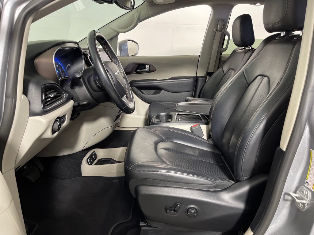 Used 2019 Chrysler Pacifica Touring-L Plus w/ Advanced Safetytec Group FWD image 13