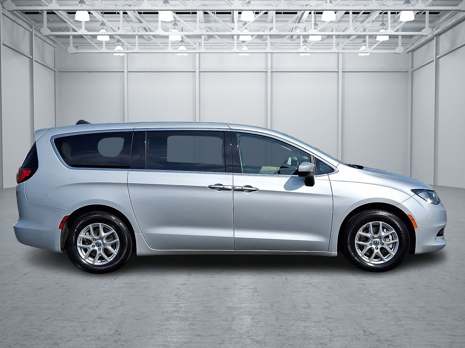 Used 2022 Chrysler Voyager LX FWD image 7