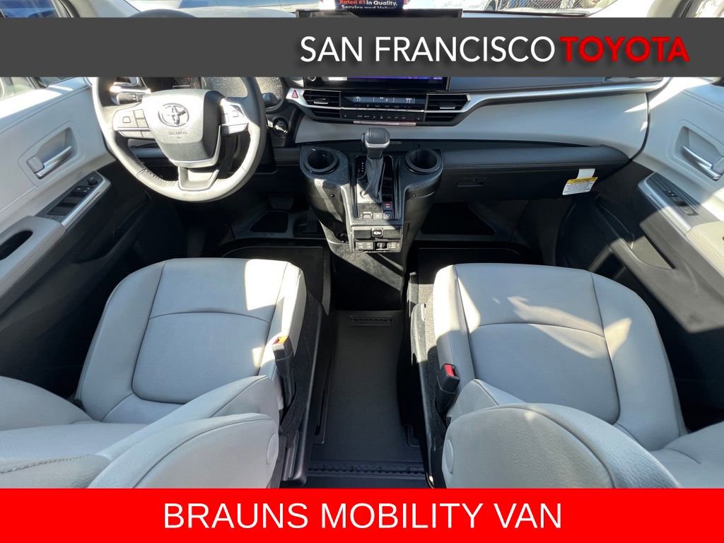 Used 2026 Toyota Sienna XLE FWD image 32