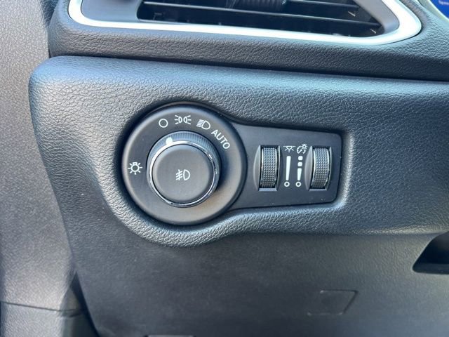 Used 2025 Chrysler Pacifica Select image 10