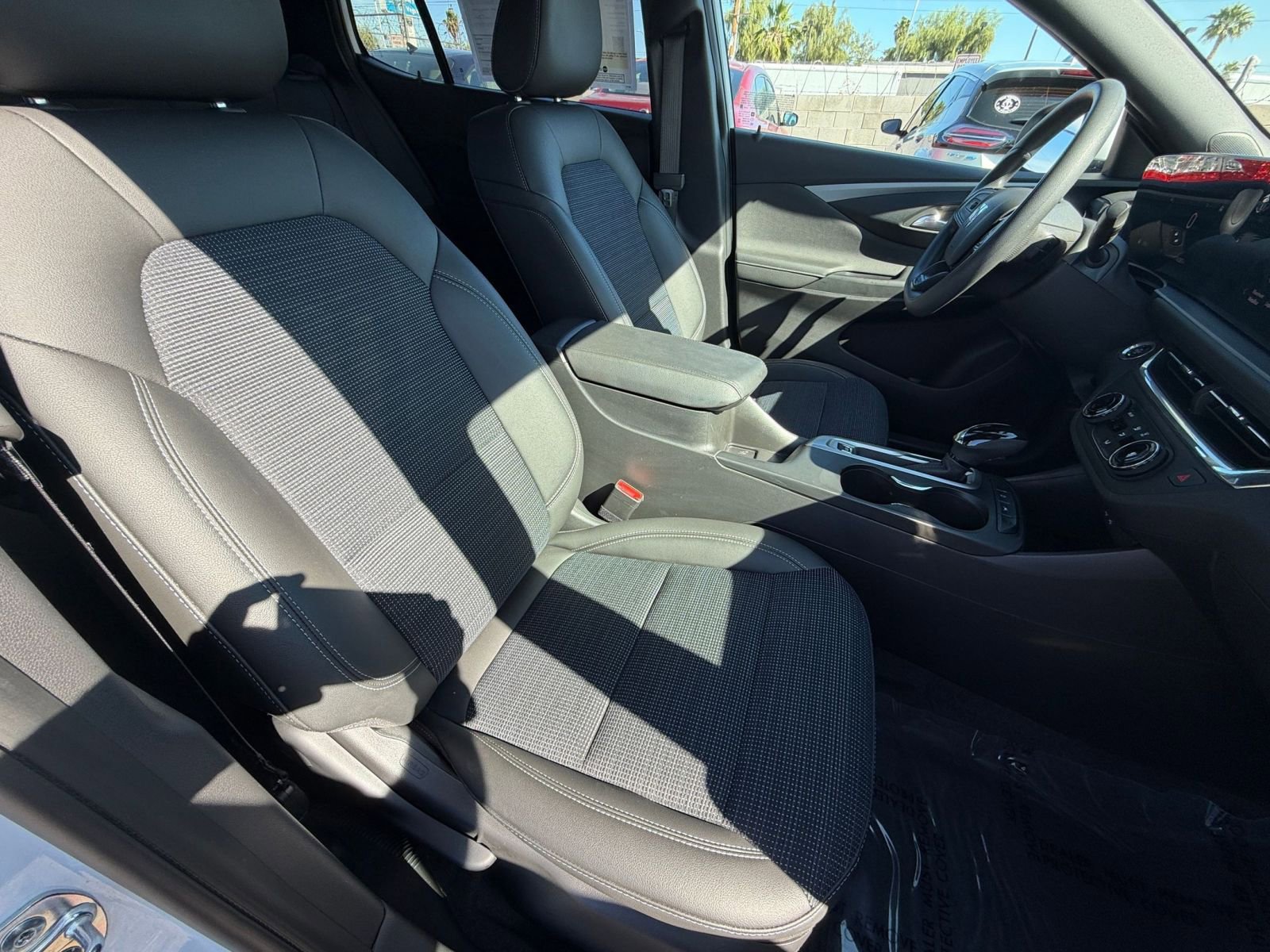 Used 2025 Buick Envista Preferred image 35