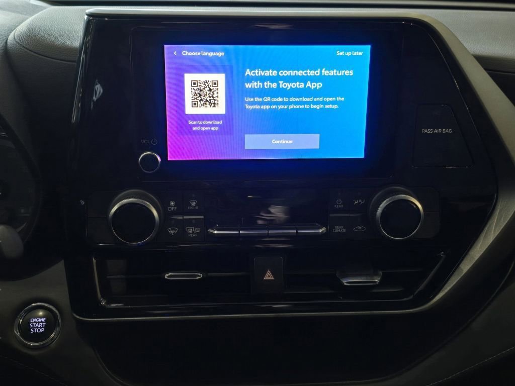 Used 2023 Toyota Highlander LE image 3