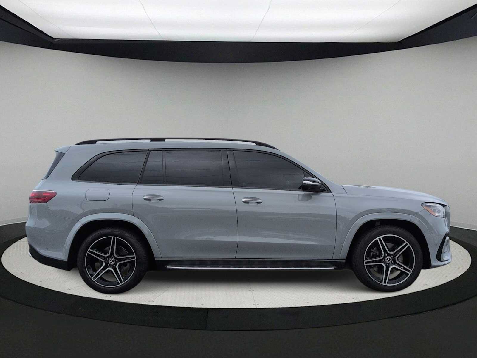 Used 2024 Mercedes-Benz GLS 450 4MATIC image 9