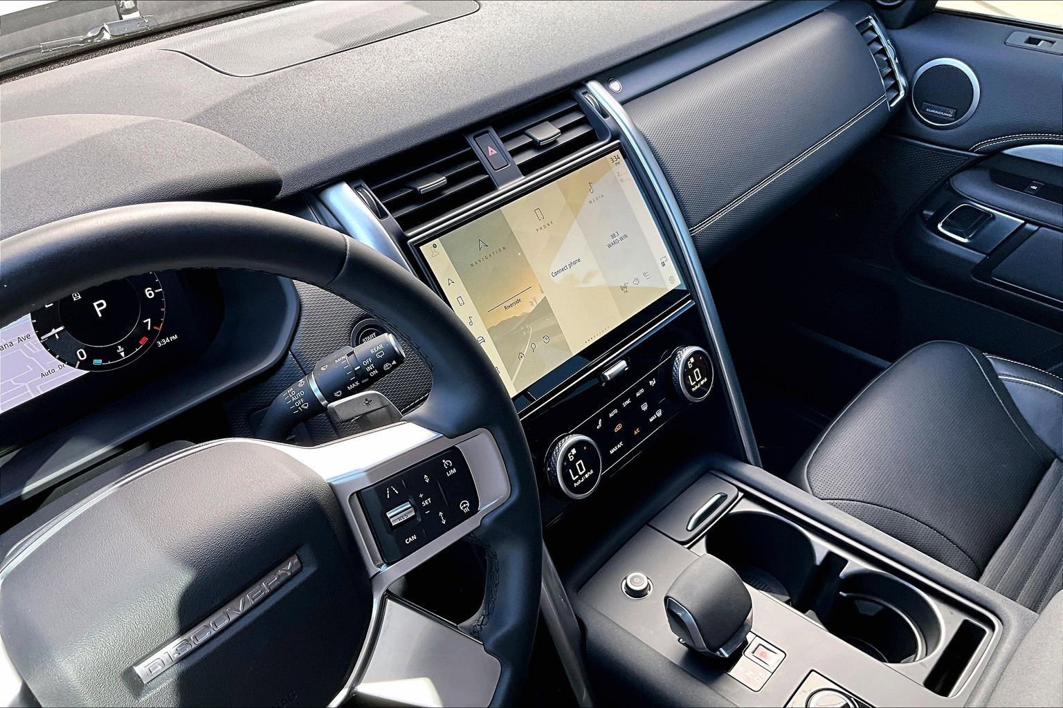 Used 2024 Land Rover Discovery Dynamic SE image 32