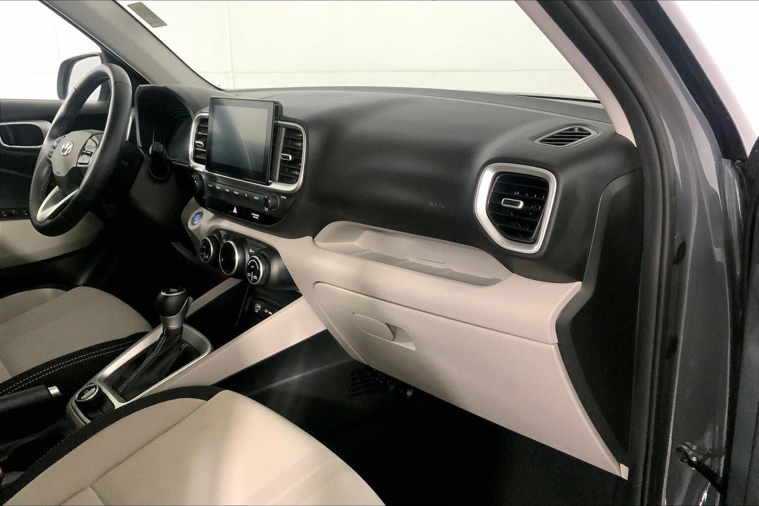 Used 2025 Hyundai Venue SEL FWD image 17