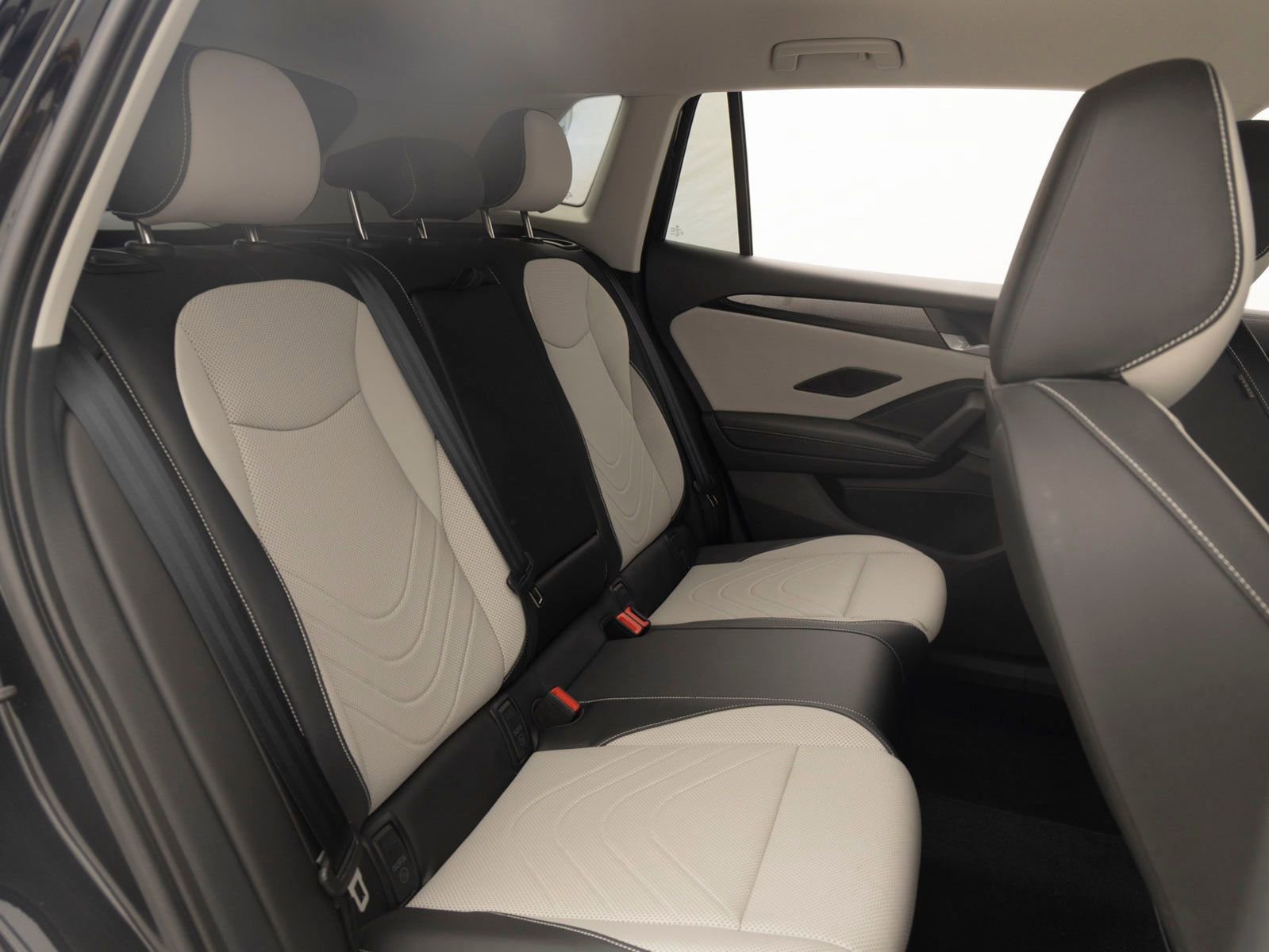 Used 2025 Volkswagen Tiguan SE image 23