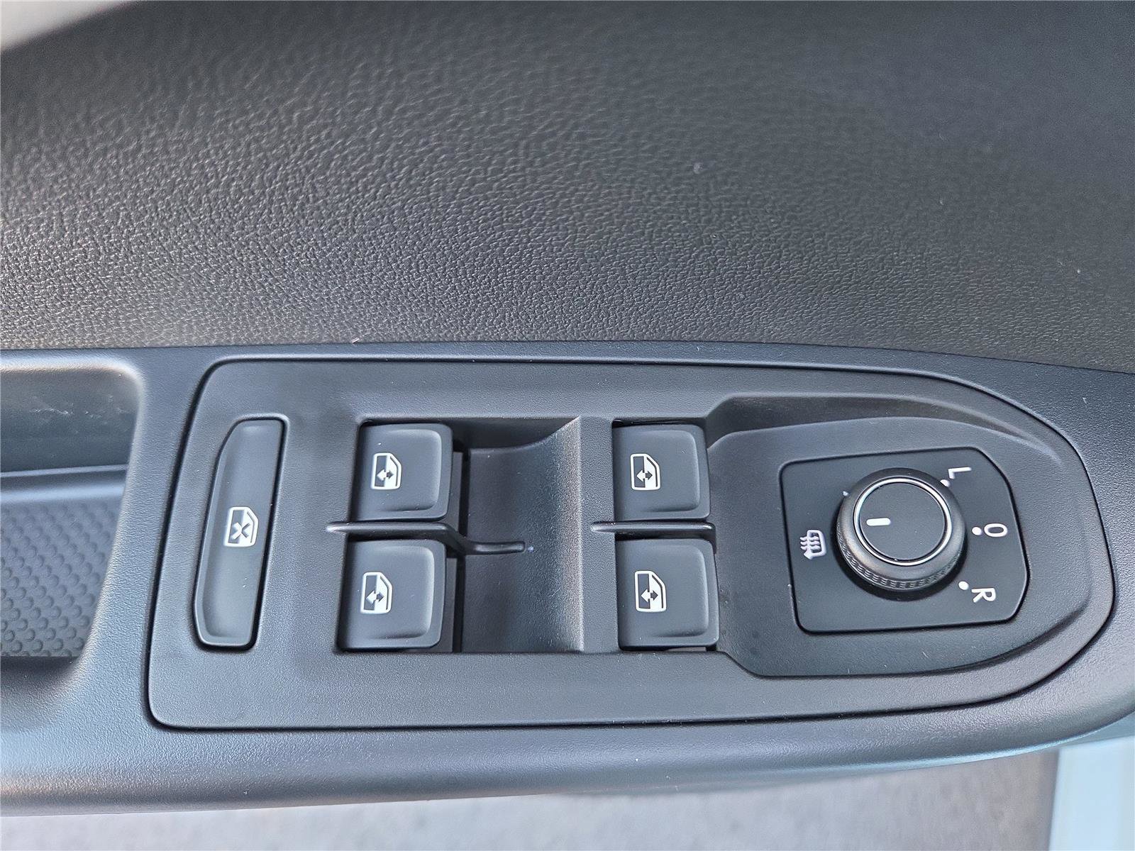 New 2026 Volkswagen Taos SE image 13